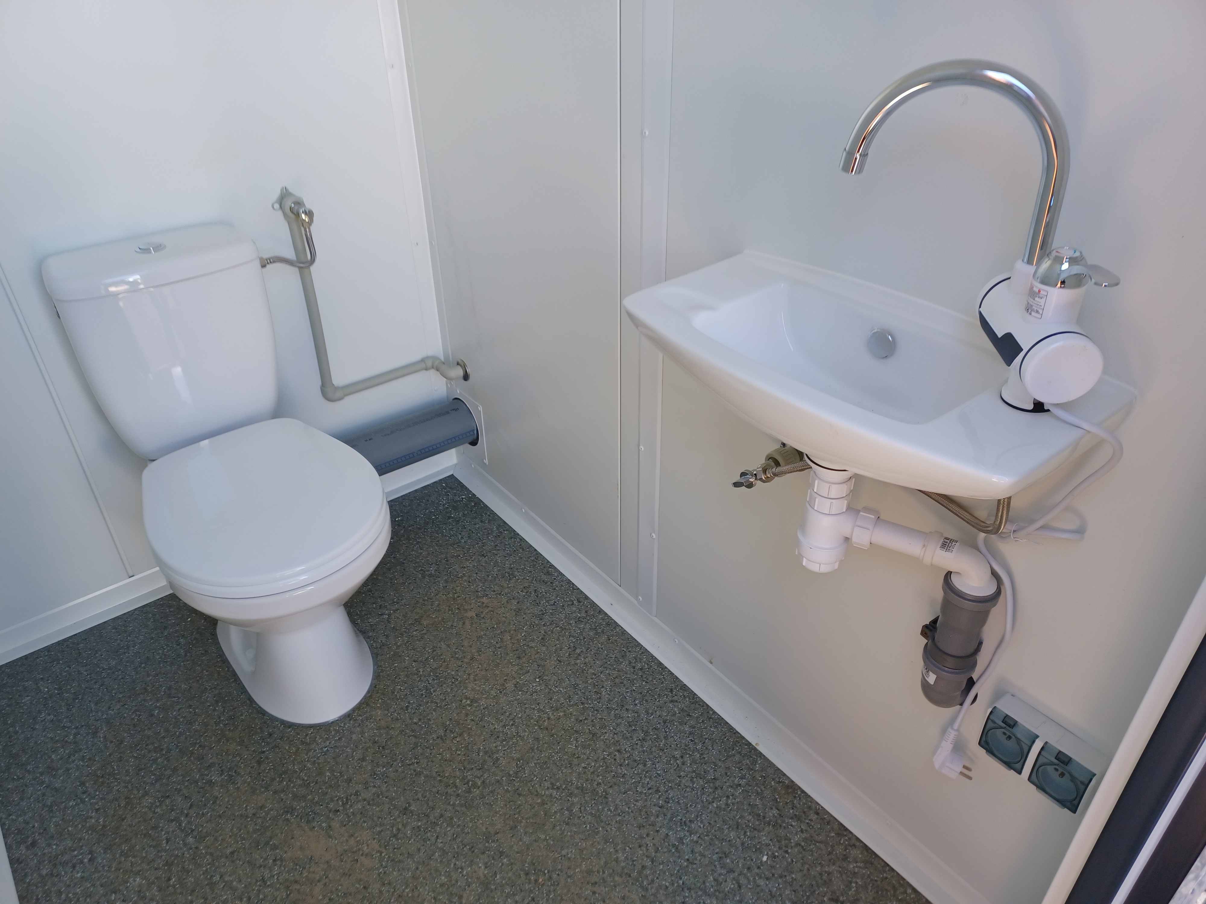 DOPPELTER SANITÄRCONTAINER MIT 2 KABINEN 245x173x229