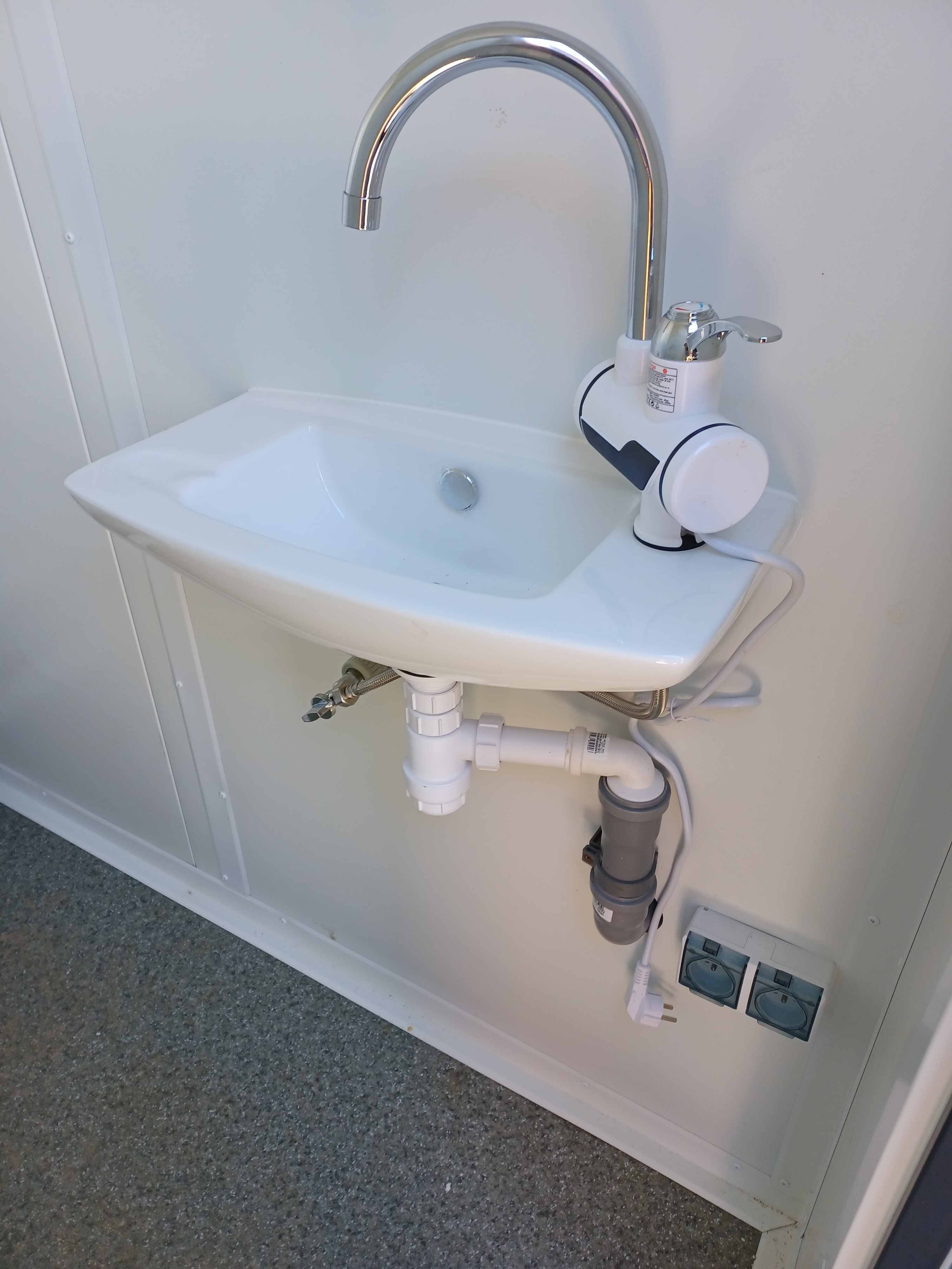 DOPPELTER SANITÄRCONTAINER MIT 2 KABINEN 245x173x229