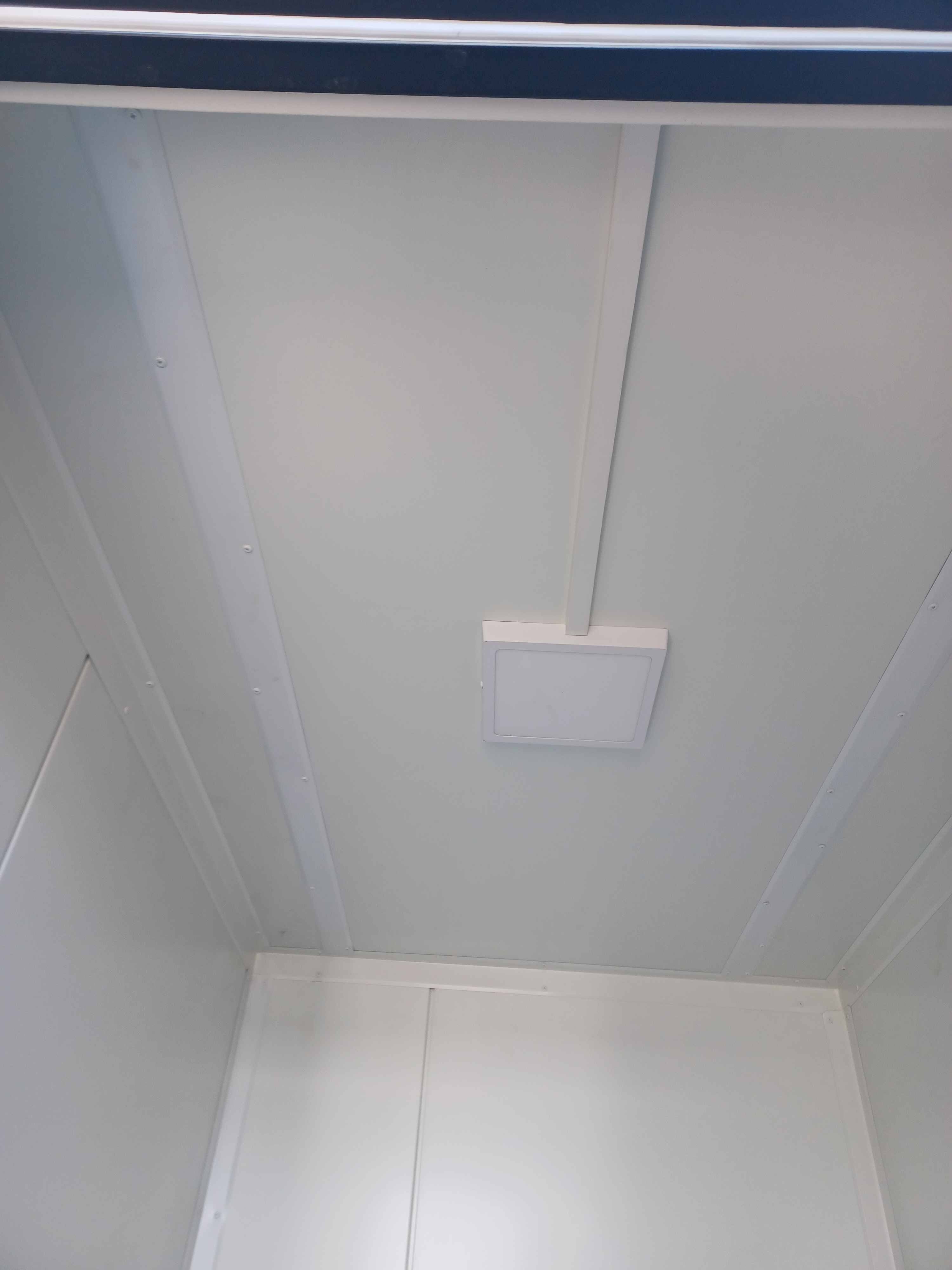 DOPPELTER SANITÄRCONTAINER MIT 2 KABINEN 245x173x229