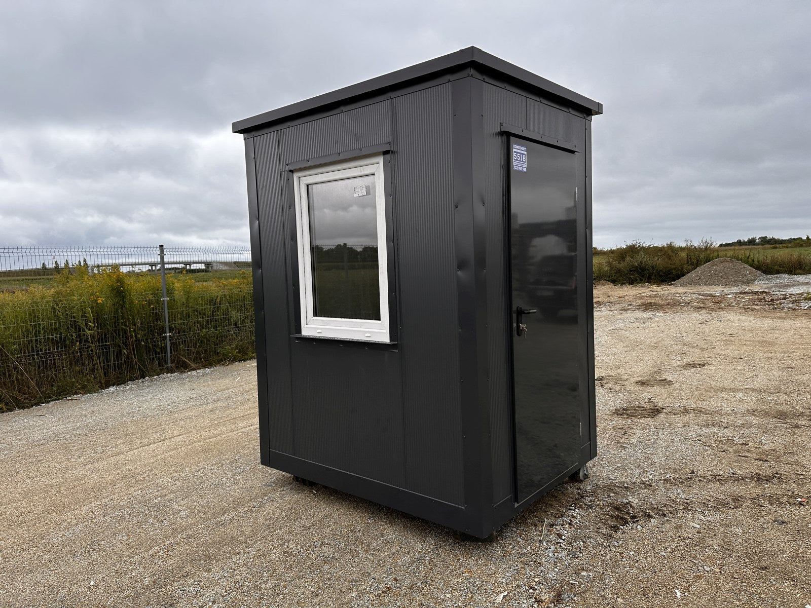 GEWERBEHALLE AUS CONTAINERN, LAGER, GESCHÄFT, KÄFIG MIT FENSTER