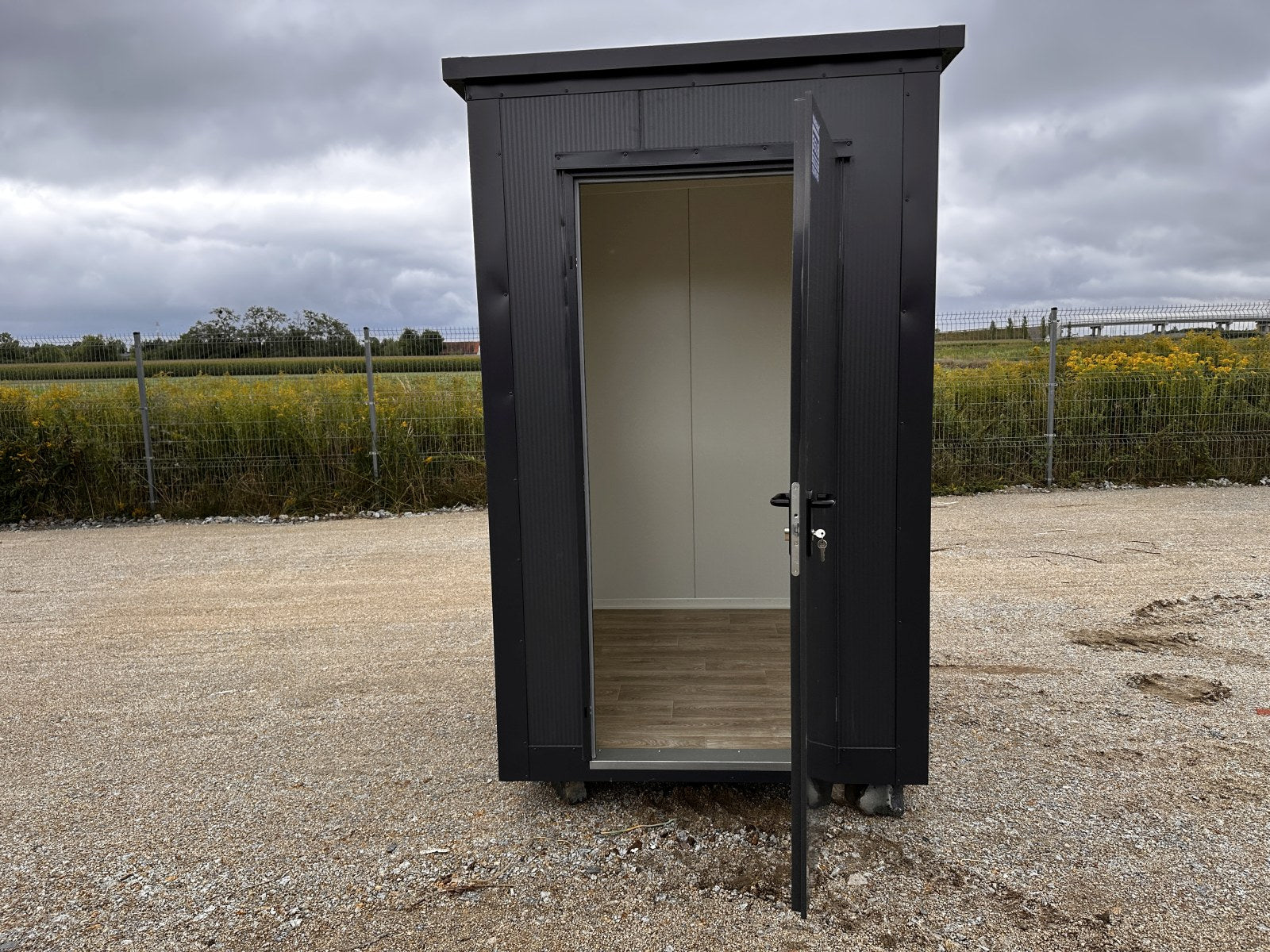 GEWERBEHALLE AUS CONTAINERN, LAGER, GESCHÄFT, KÄFIG MIT FENSTER