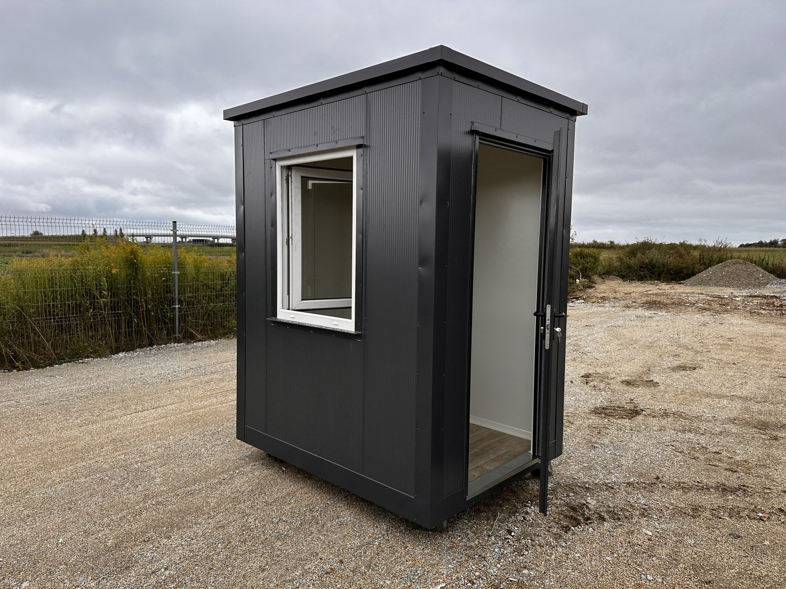 GEWERBEHALLE AUS CONTAINERN, LAGER, GESCHÄFT, KÄFIG MIT FENSTER