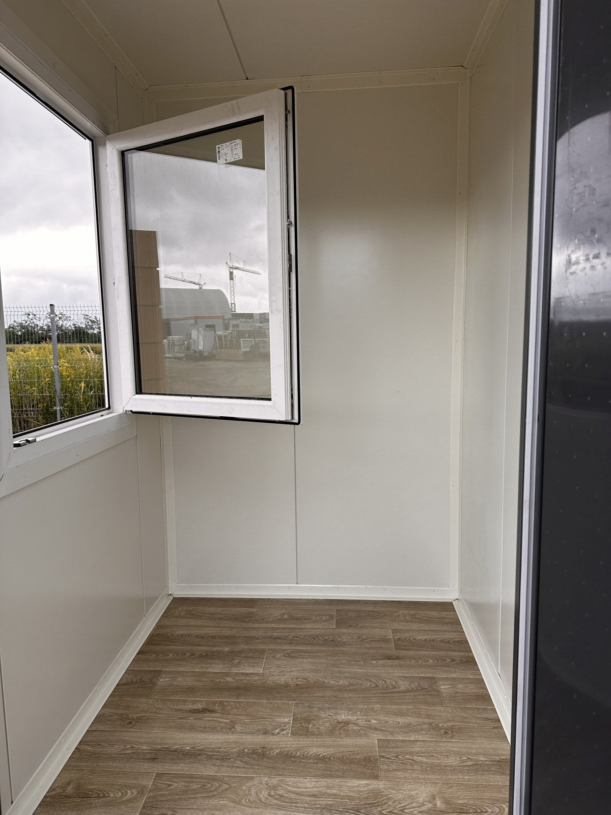 GEWERBEHALLE AUS CONTAINERN, LAGER, GESCHÄFT, KÄFIG MIT FENSTER