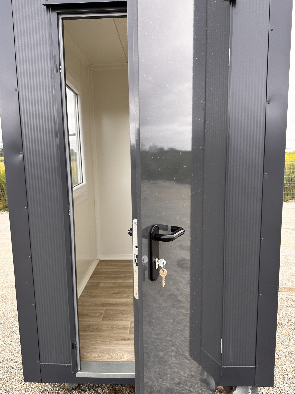 GEWERBEHALLE AUS CONTAINERN, LAGER, GESCHÄFT, KÄFIG MIT FENSTER