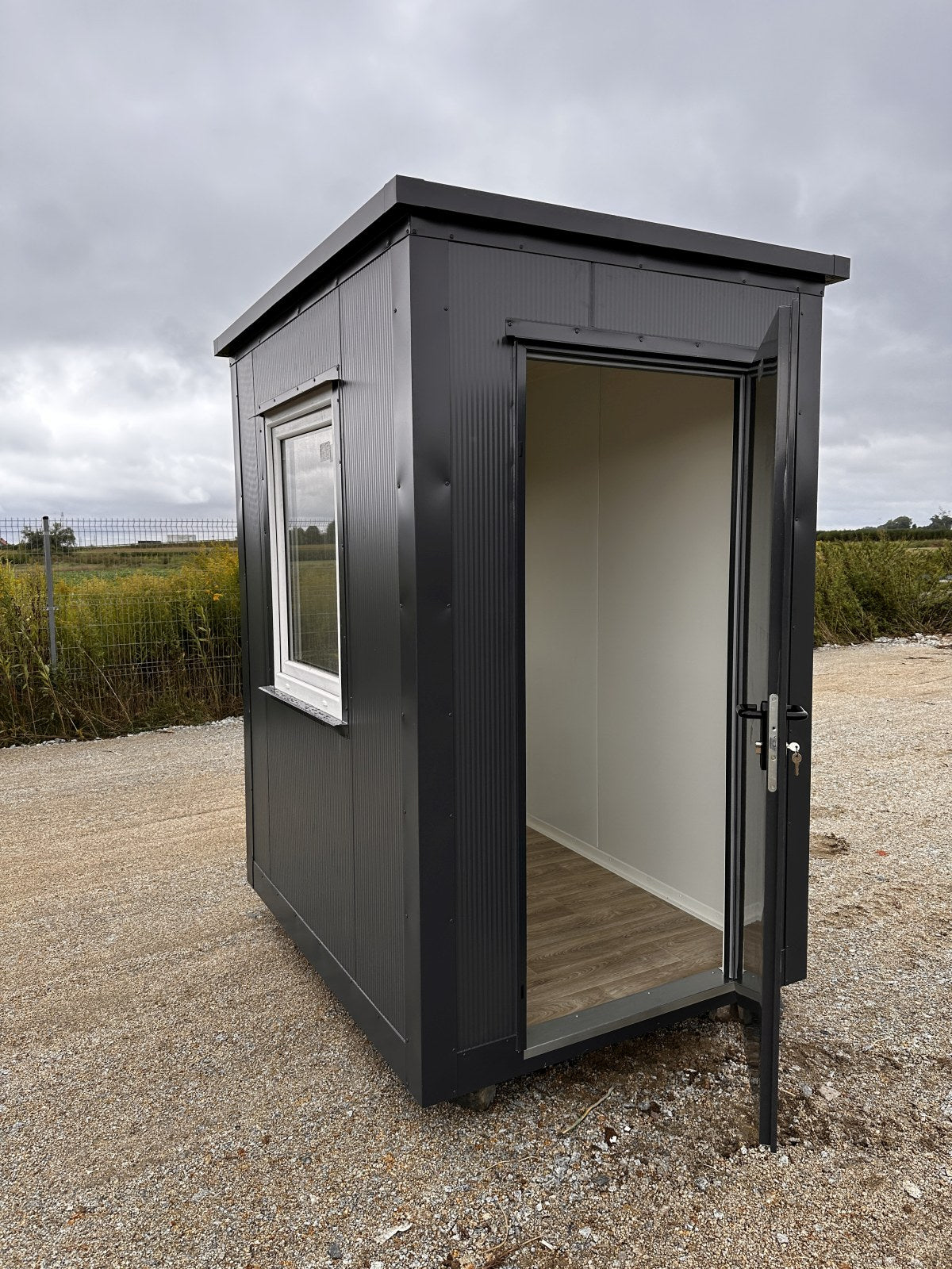 GEWERBEHALLE AUS CONTAINERN, LAGER, GESCHÄFT, KÄFIG MIT FENSTER