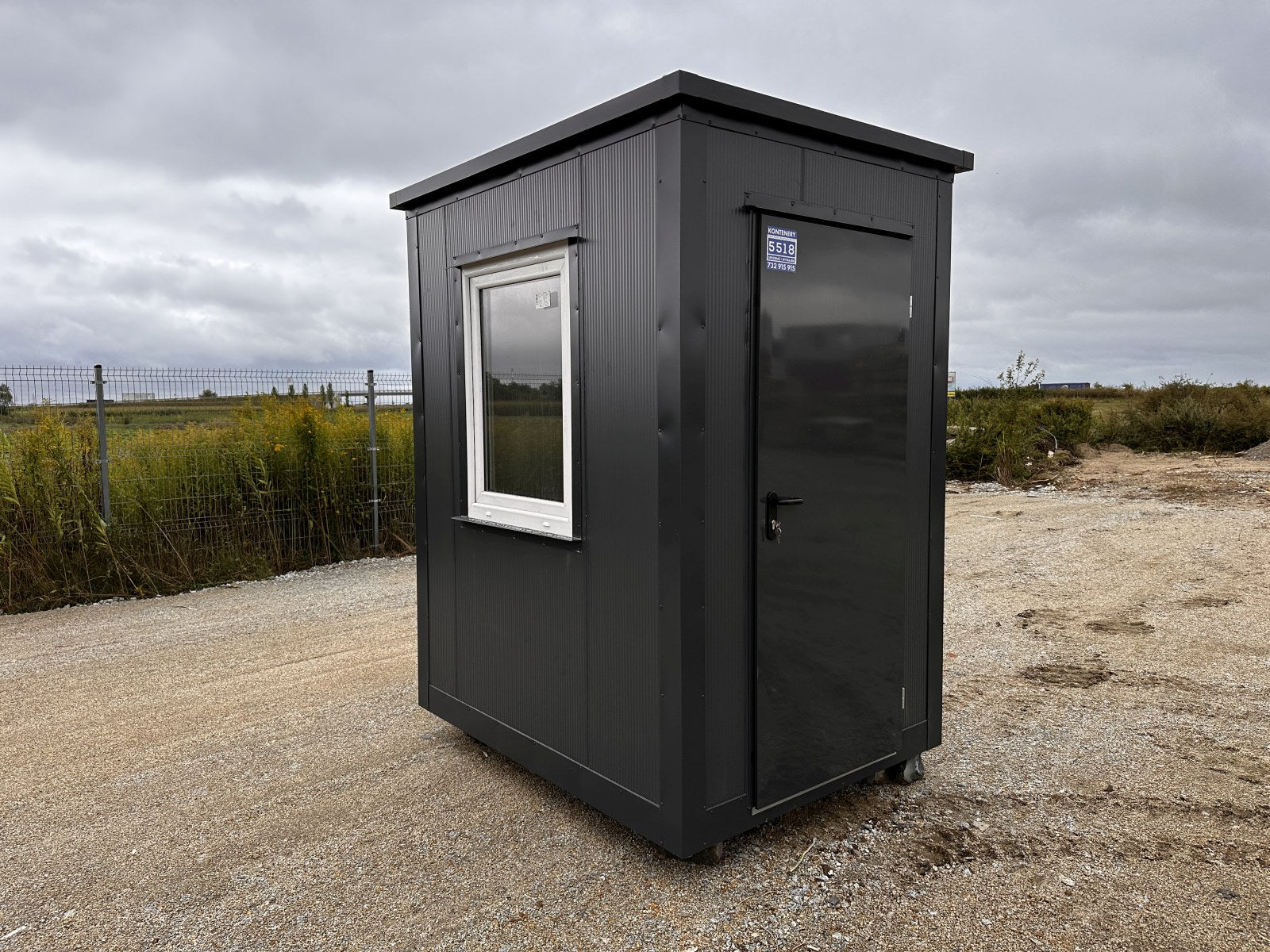 GEWERBEHALLE AUS CONTAINERN, LAGER, GESCHÄFT, KÄFIG MIT FENSTER