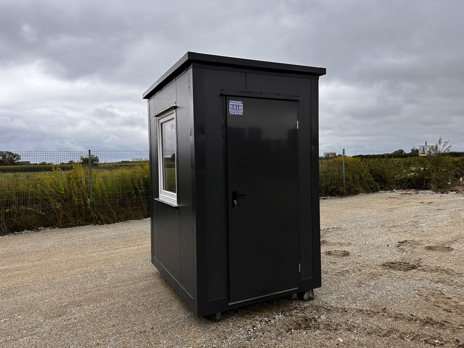 GEWERBEHALLE AUS CONTAINERN, LAGER, GESCHÄFT, KÄFIG MIT FENSTER