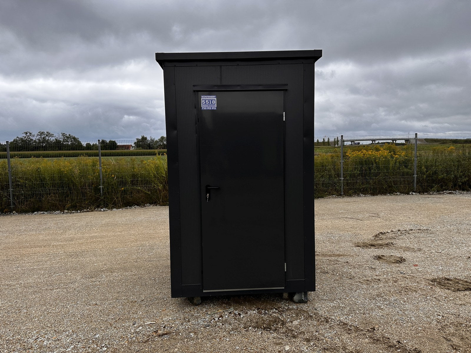 GEWERBEHALLE AUS CONTAINERN, LAGER, GESCHÄFT, KÄFIG MIT FENSTER