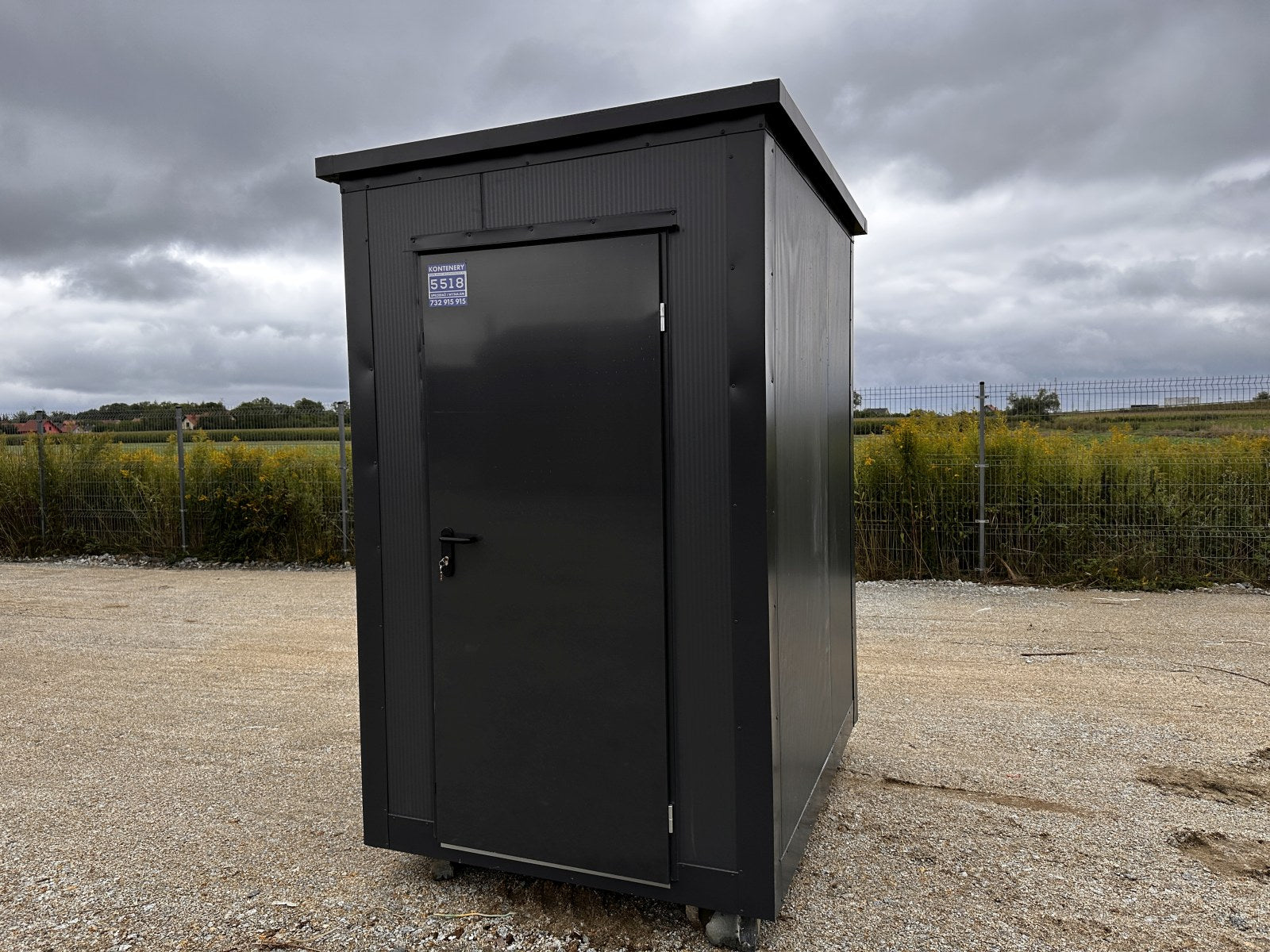 GEWERBEHALLE AUS CONTAINERN, LAGER, GESCHÄFT, KÄFIG MIT FENSTER
