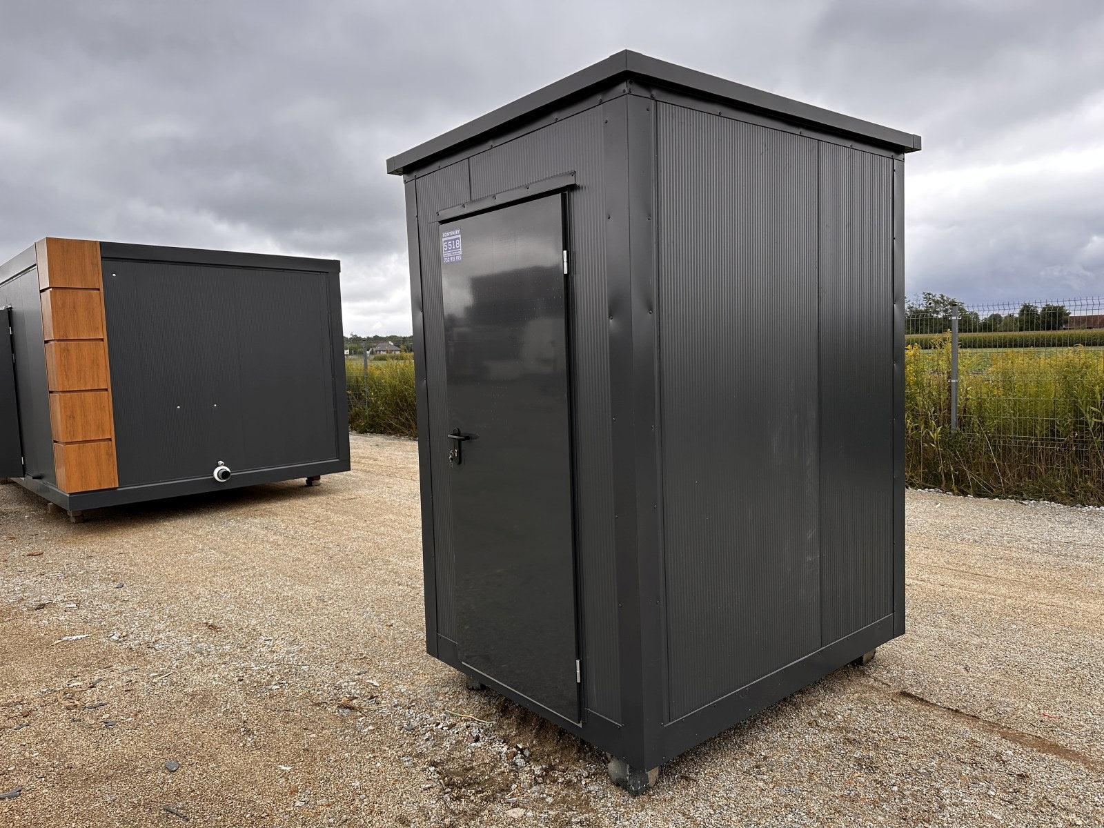 GEWERBEHALLE AUS CONTAINERN, LAGER, GESCHÄFT, KÄFIG MIT FENSTER