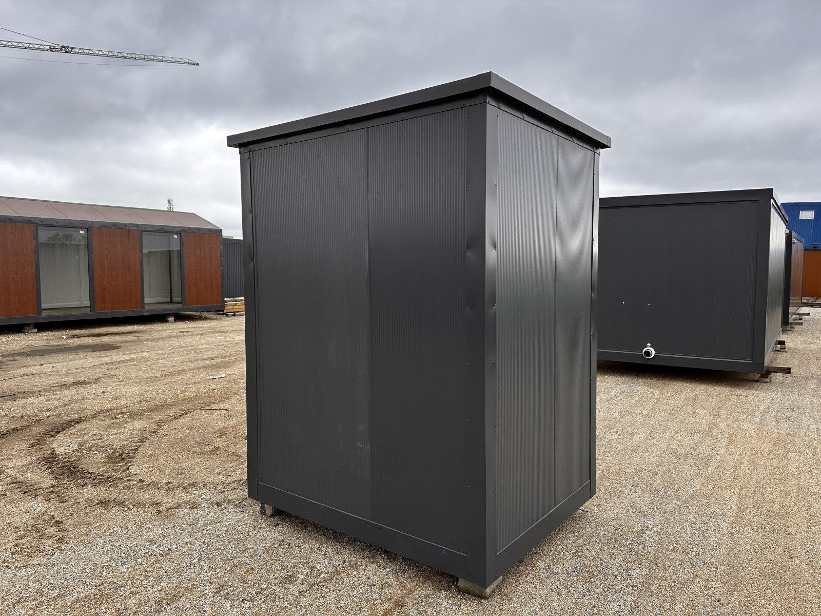 GEWERBEHALLE AUS CONTAINERN, LAGER, GESCHÄFT, KÄFIG MIT FENSTER