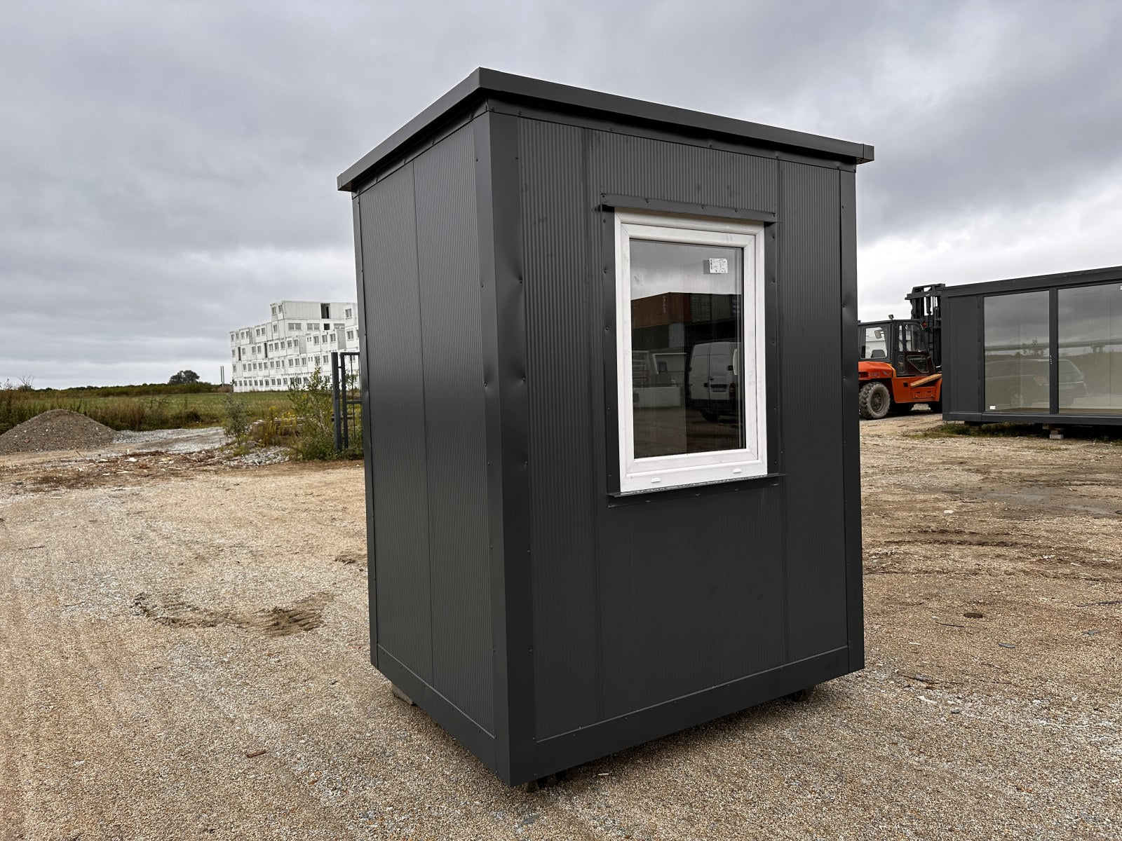 GEWERBEHALLE AUS CONTAINERN, LAGER, GESCHÄFT, KÄFIG MIT FENSTER