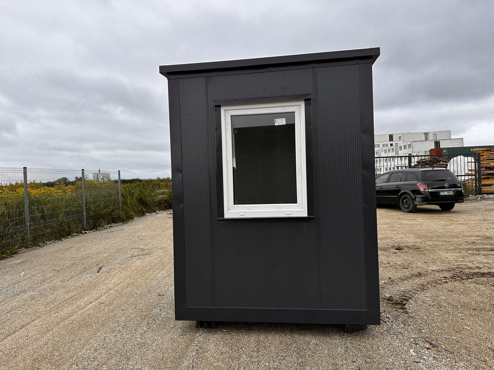 GEWERBEHALLE AUS CONTAINERN, LAGER, GESCHÄFT, KÄFIG MIT FENSTER