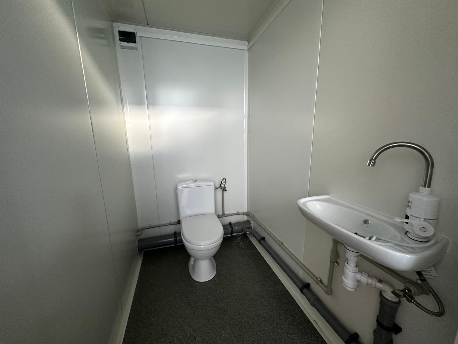 Doppelte Sanitärkabine mit 2 Toilettenkabinen / Toilette + Urinal
