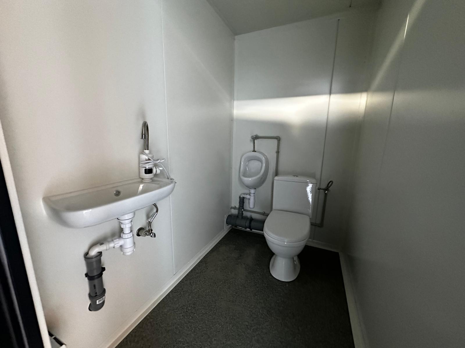 Doppelte Sanitärkabine mit 2 Toilettenkabinen / Toilette + Urinal