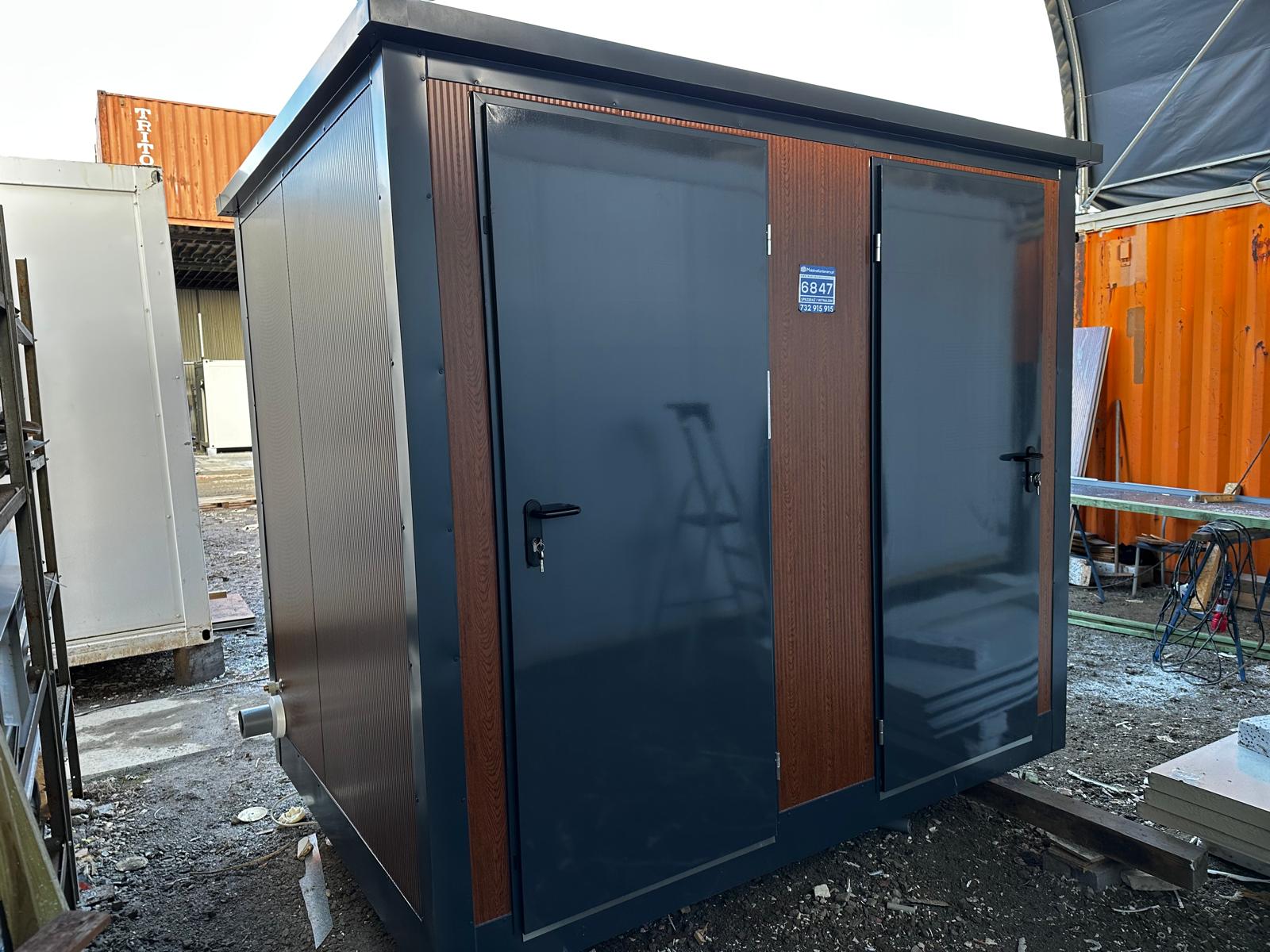 Doppelte Sanitärkabine mit 2 Toilettenkabinen / Toilette + Urinal