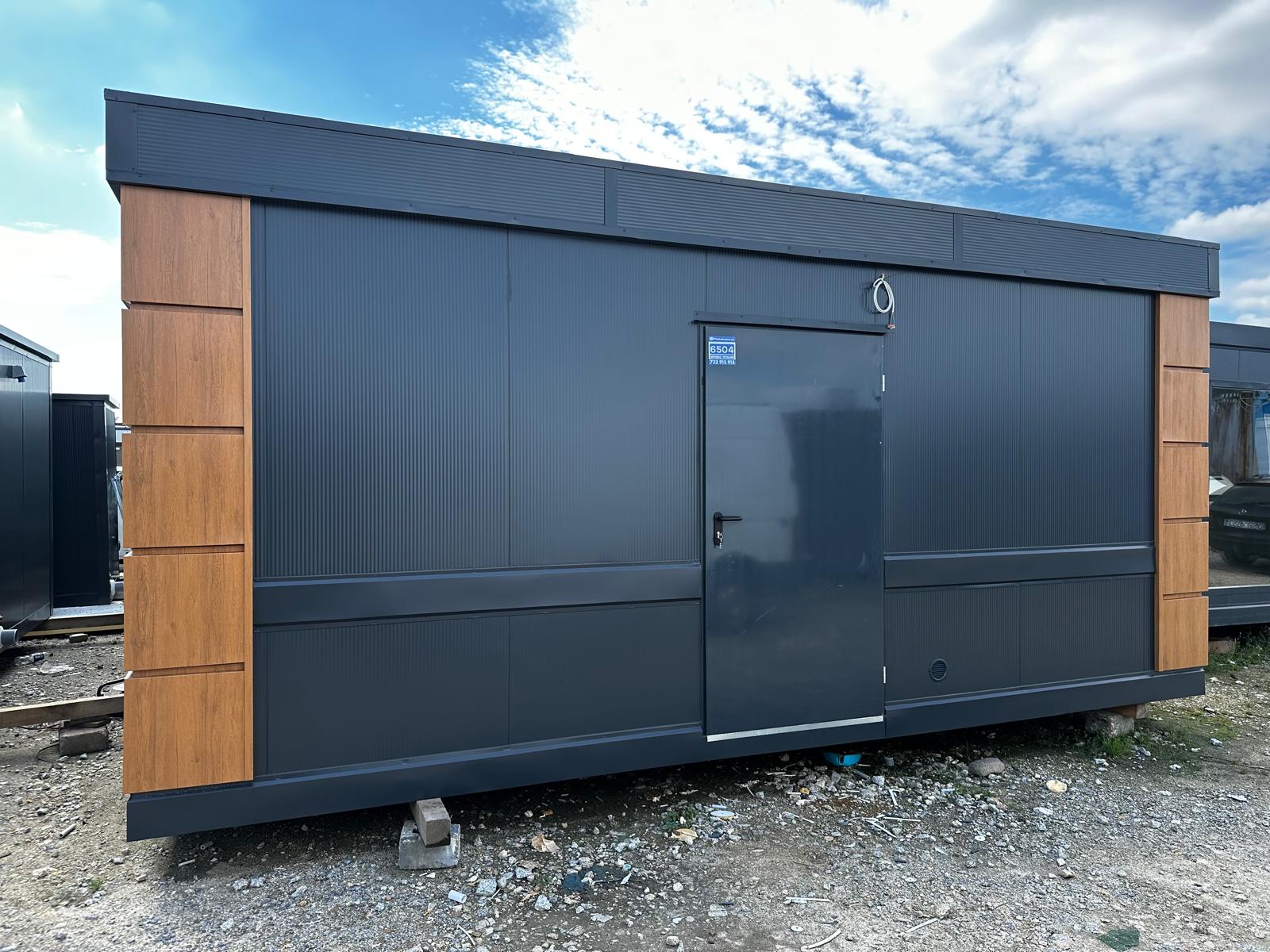 Sanitärcontainer ausgestattet mit 4 WCs / 1 Urinal / 3 Waschbecken