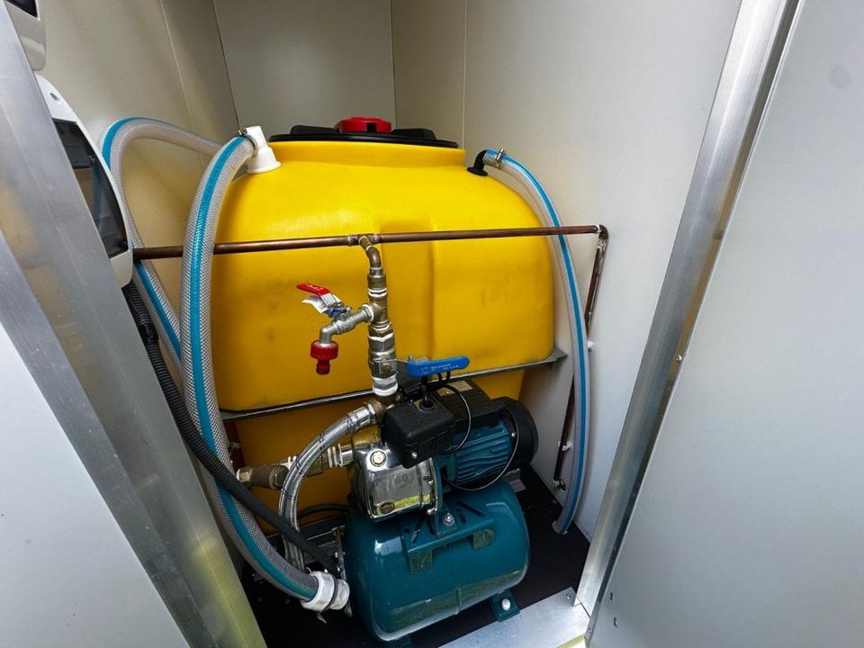 Autarker Sanitäranhänger mit 700-Liter-Tank