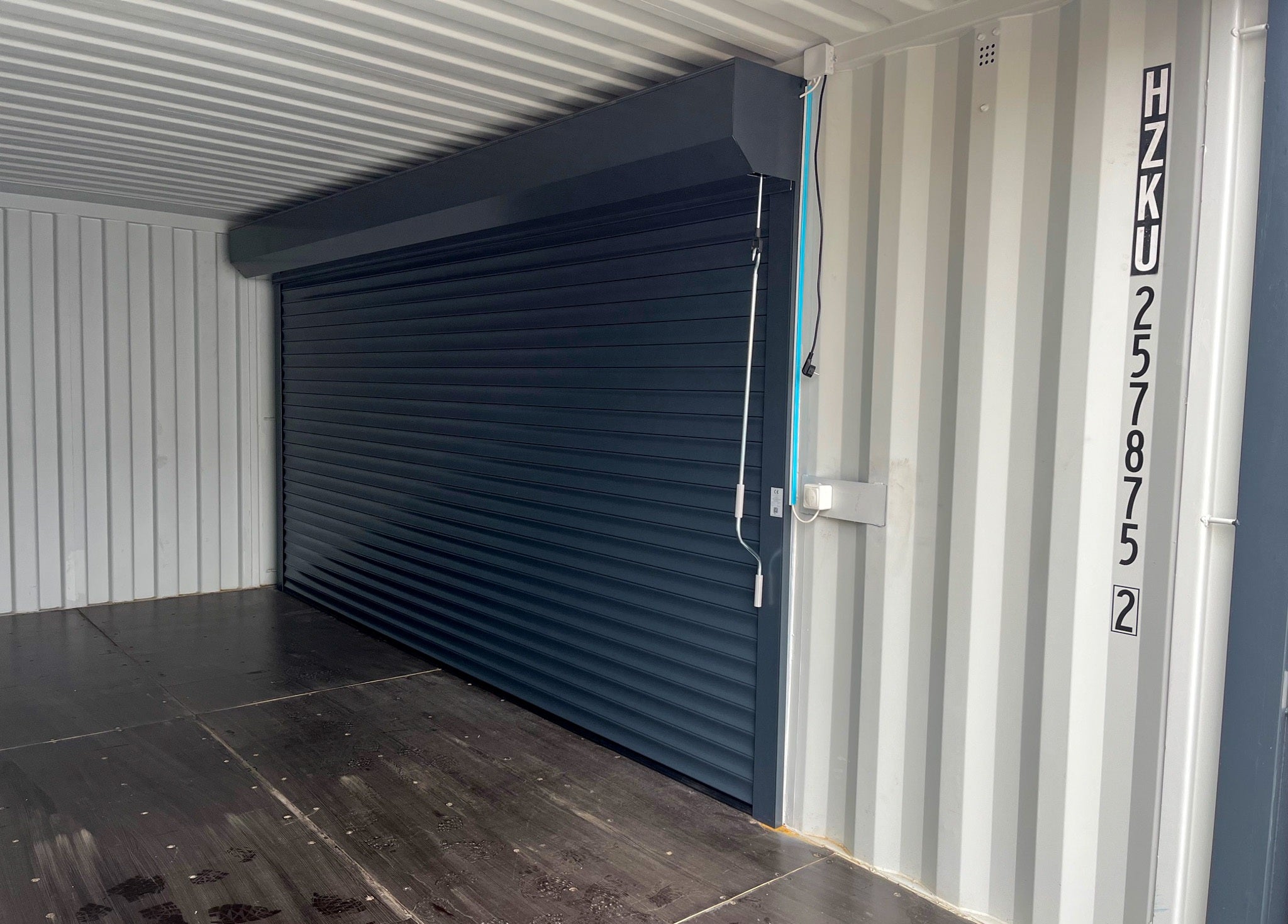 6-Meter-Container mit Rolltor und Eingangstür RAL 7016