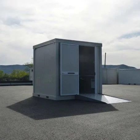 Neues barrierefreies Bad mit barrierefreier Toilette, Dusche und barrierefreiem Waschbecken.