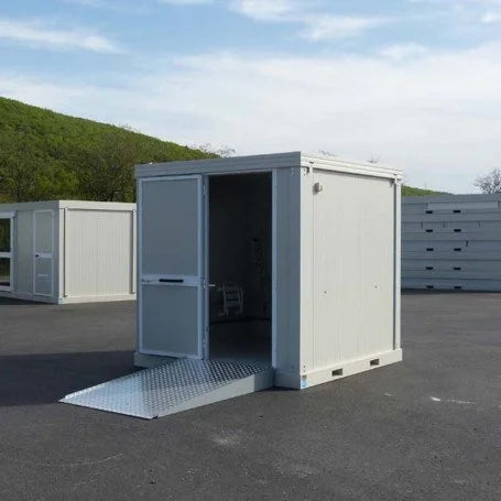 Neues barrierefreies Bad mit barrierefreier Toilette, Dusche und barrierefreiem Waschbecken.