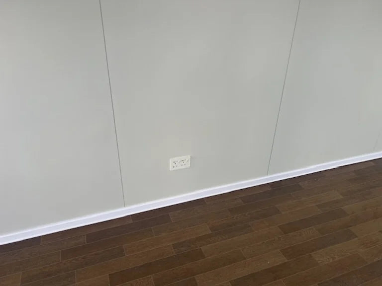Tragbares Büro mit großen Fenstern.