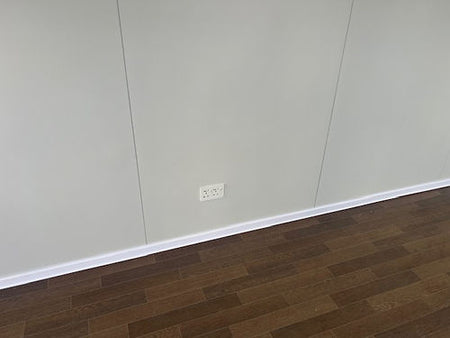 Tragbares Büro mit großen Fenstern.