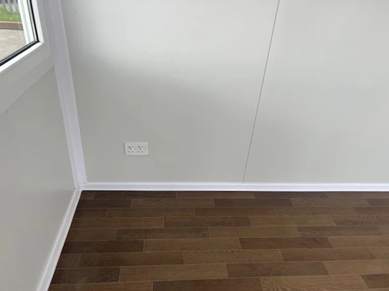 Tragbares Büro mit großen Fenstern.