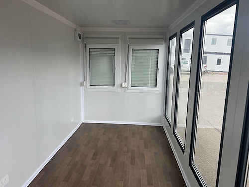 Tragbares Büro mit großen Fenstern.
