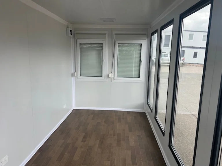 Tragbares Büro mit großen Fenstern.