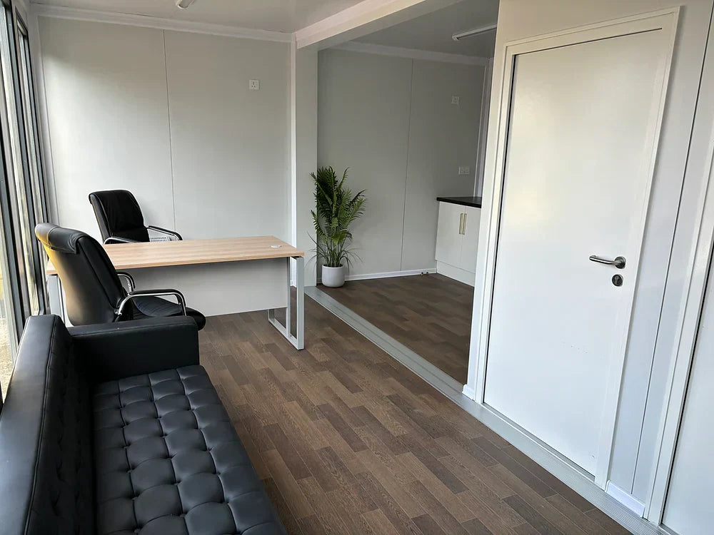 Tragbarer Tisch mit zwei Fächern