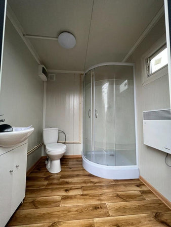 Sanitärkabine 2,00 x 2,00 m mit Dusche/WC und Spülkasten.