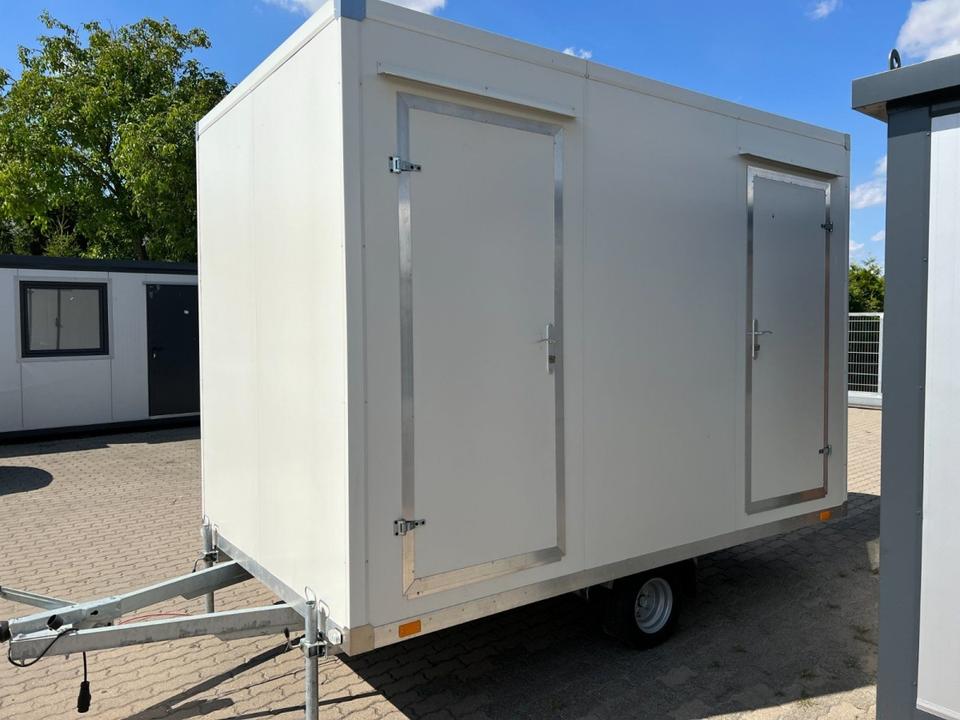 Autarker Sanitäranhänger mit 700-Liter-Tank