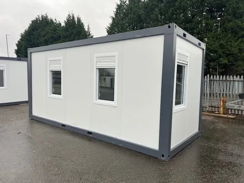 Standard-Bürocontainer mit zwei Fenstern.