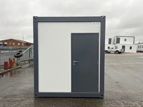 Standard-Bürocontainer mit zwei Fenstern.