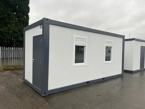 Standard-Bürocontainer mit zwei Fenstern.