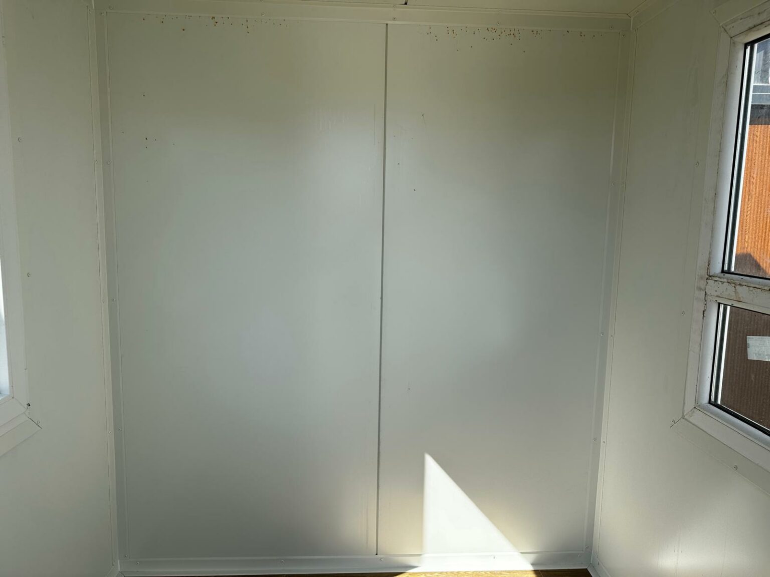 KONTAINER-WACHHÄUSCHEN-SERVICEFENSTER, ÖFFNUNG DES FENSTERS
