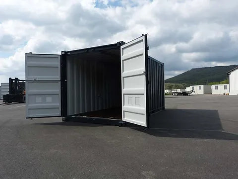 15-Fuß-Container mit Elektroinstallation, Lüftungsgittern und abschließbarer Tür.