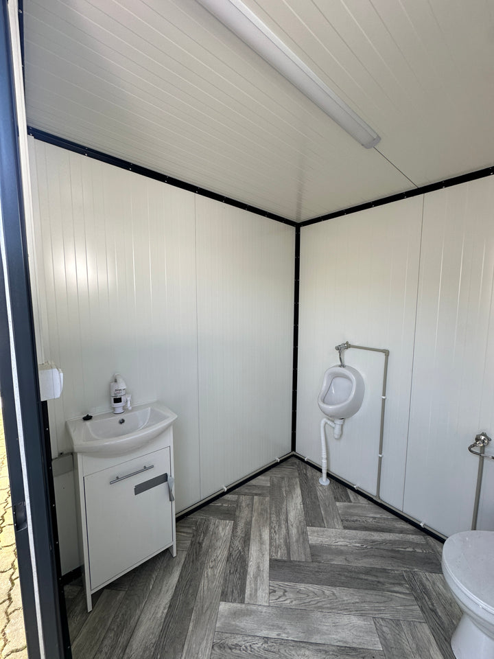 Sanitärcontainer 2,00 x 2,00 m mit WC und Urinal.