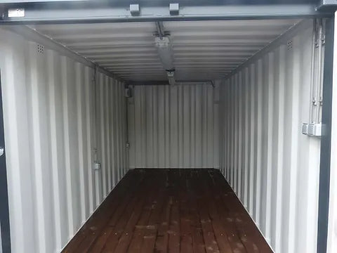 15-Fuß-Container mit Elektroinstallation, Lüftungsgittern und abschließbarer Tür.