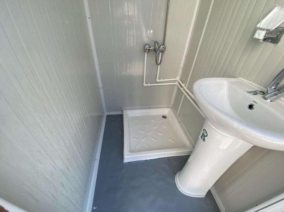 SANITÄRCONTAINER 1,30 x 2,05 M MIT DOPPELDUSCHE