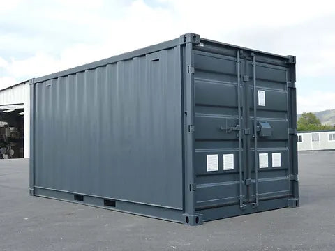 15-Fuß-Container mit Elektroinstallation, Lüftungsgittern und abschließbarer Tür.