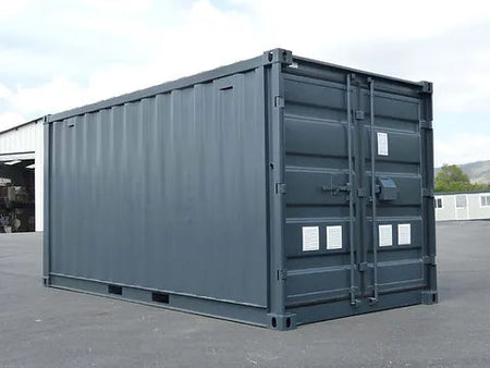 15-Fuß-Container mit Elektroinstallation, Lüftungsgittern und abschließbarer Tür.