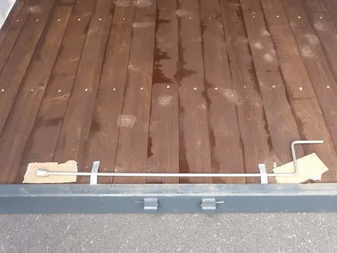 15-Fuß-Container mit Elektroinstallation, Lüftungsgittern und abschließbarer Tür.