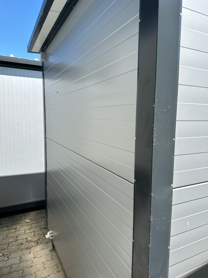 Sanitärcontainer 2,00 x 2,00 m mit WC und Urinal.