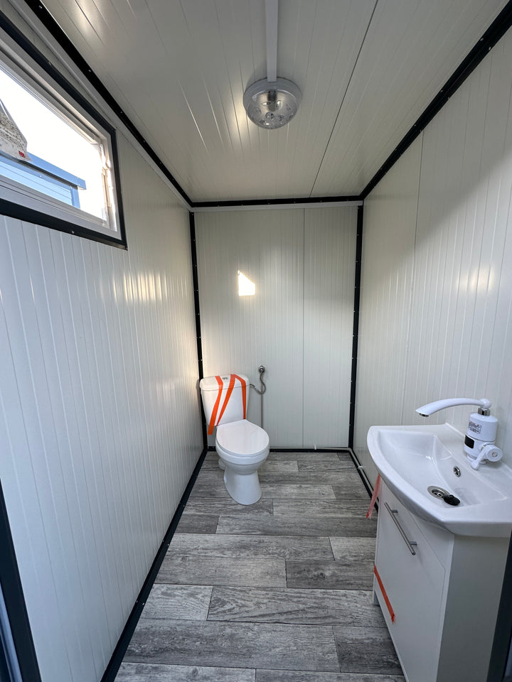 DOPPELTER SANITÄRCONTAINER 3,00 x 2,00 M