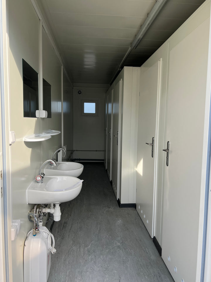 6,00 x 2,44 m Sanitärcontainer mit 5 Toiletten
