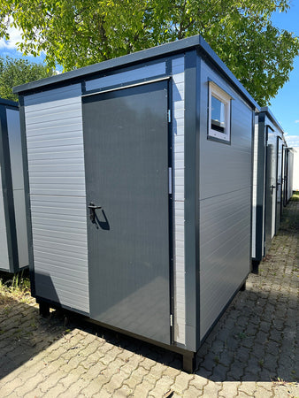 Sanitärcontainer 2,00 x 2,00 m mit WC und Urinal.