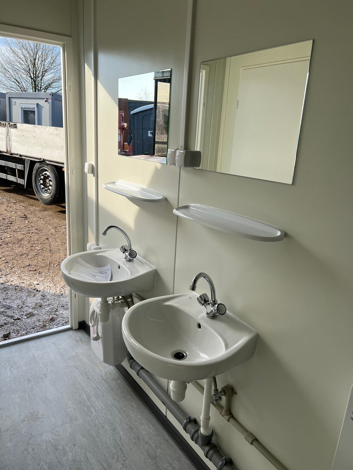 6,00 x 2,44 m Sanitärcontainer mit 5 Toiletten