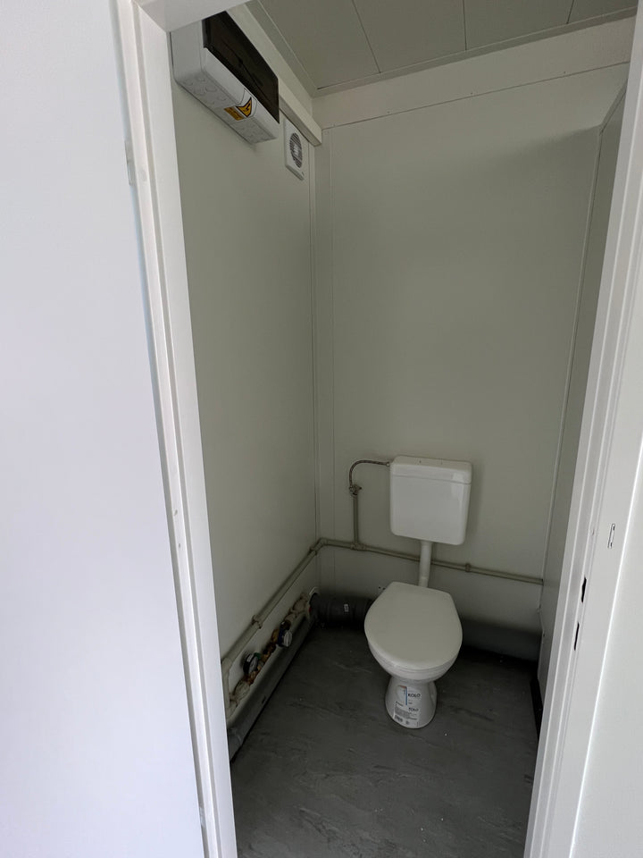 6,00 x 2,44 m Sanitärcontainer mit 5 Toiletten